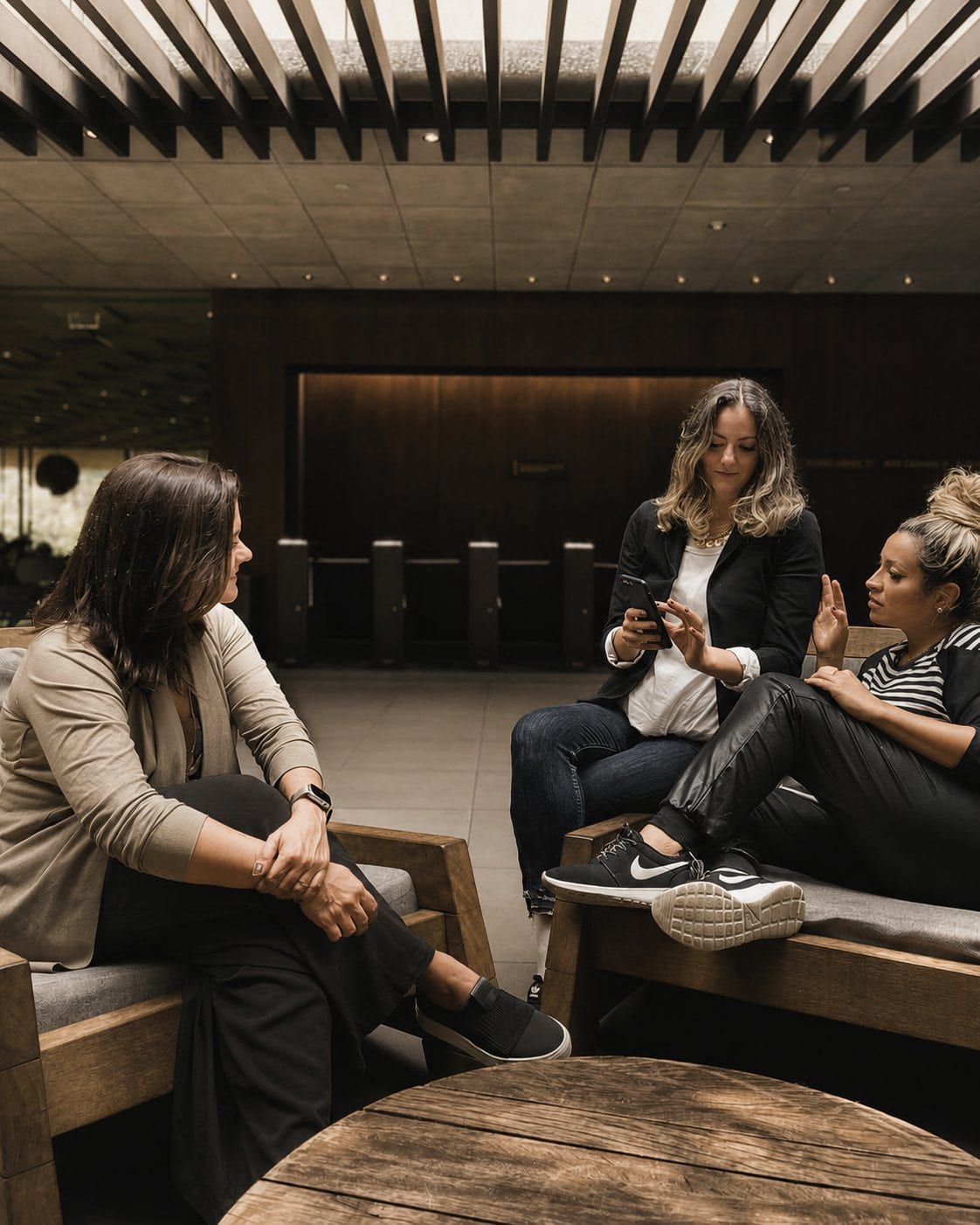 Claudia, Sara e Fabiola em reuniao de briefing no estudio INSIDE - acervo INSIDE 2026
