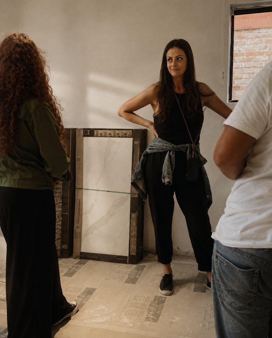 Claudia e Nicolli com fornecedor em obra, 2023, acervo INSIDE
