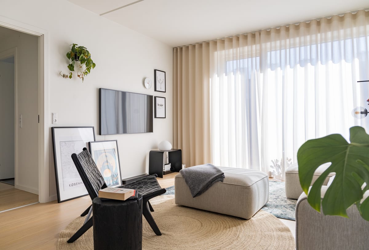 Sala de estar integrada com televisão e cortinas do projeto remoto Chris e Michel em Copenhague, INSIDE