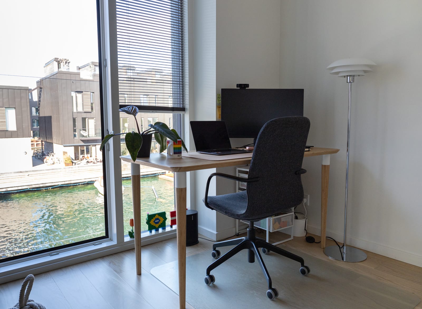 Home office com vista para o canal e o Lego do Brasil e da Dinamarca no peitoril, projeto INSIDE em Copenhague, 2022