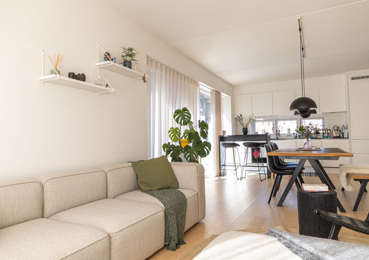 Chris e Michel · O living integrado, visto por inteiro, projeto INSIDE remoto em Copenhague, 2022