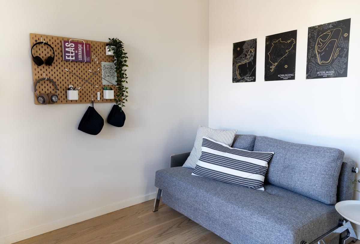 Sofá com painel perfurado e quadro-mapa pessoal no projeto remoto Chris e Michel em Copenhague, INSIDE