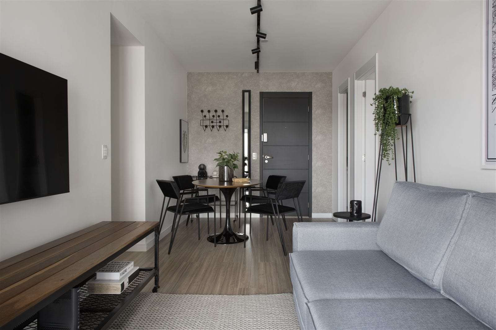 Sala de estar de apartamento alugado reorganizada com mobiliário solto, iluminação nova e têxteis, sem obra, projeto INSIDE