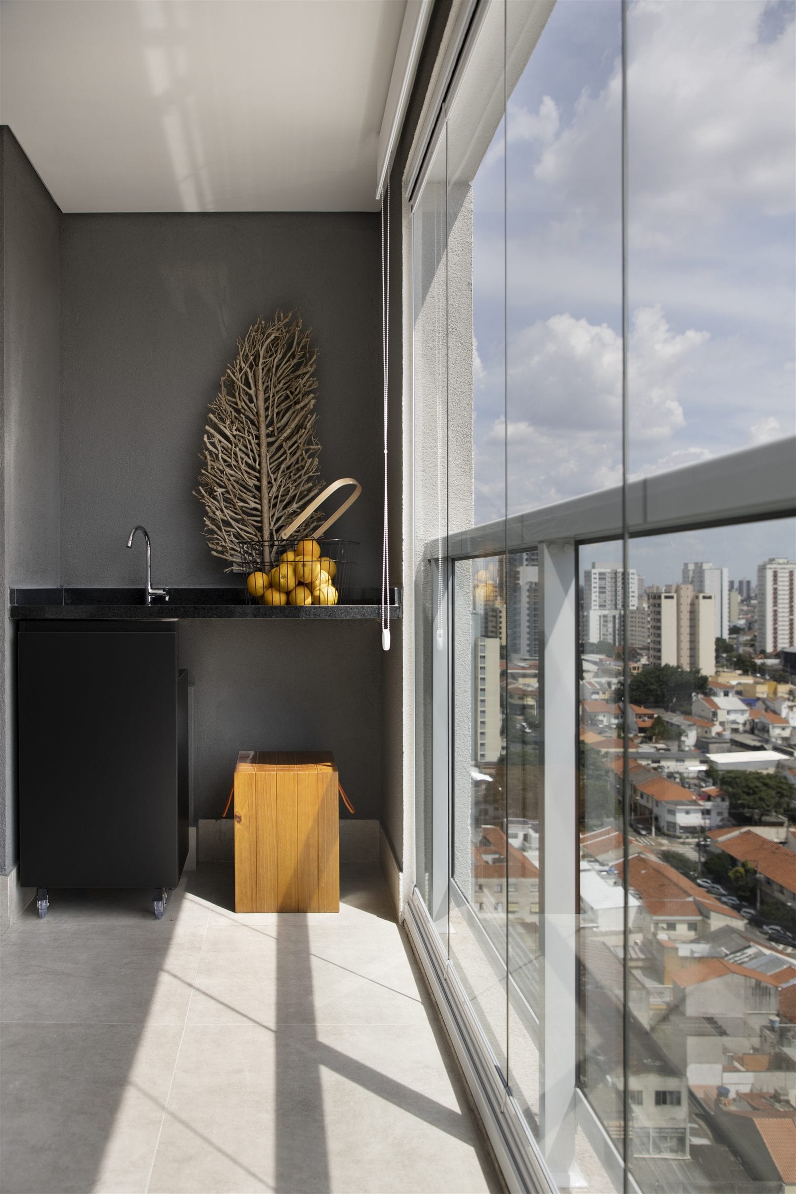 Integração entre sala e cozinha em apartamento alugado, layout reorganizado sem obra, projeto INSIDE