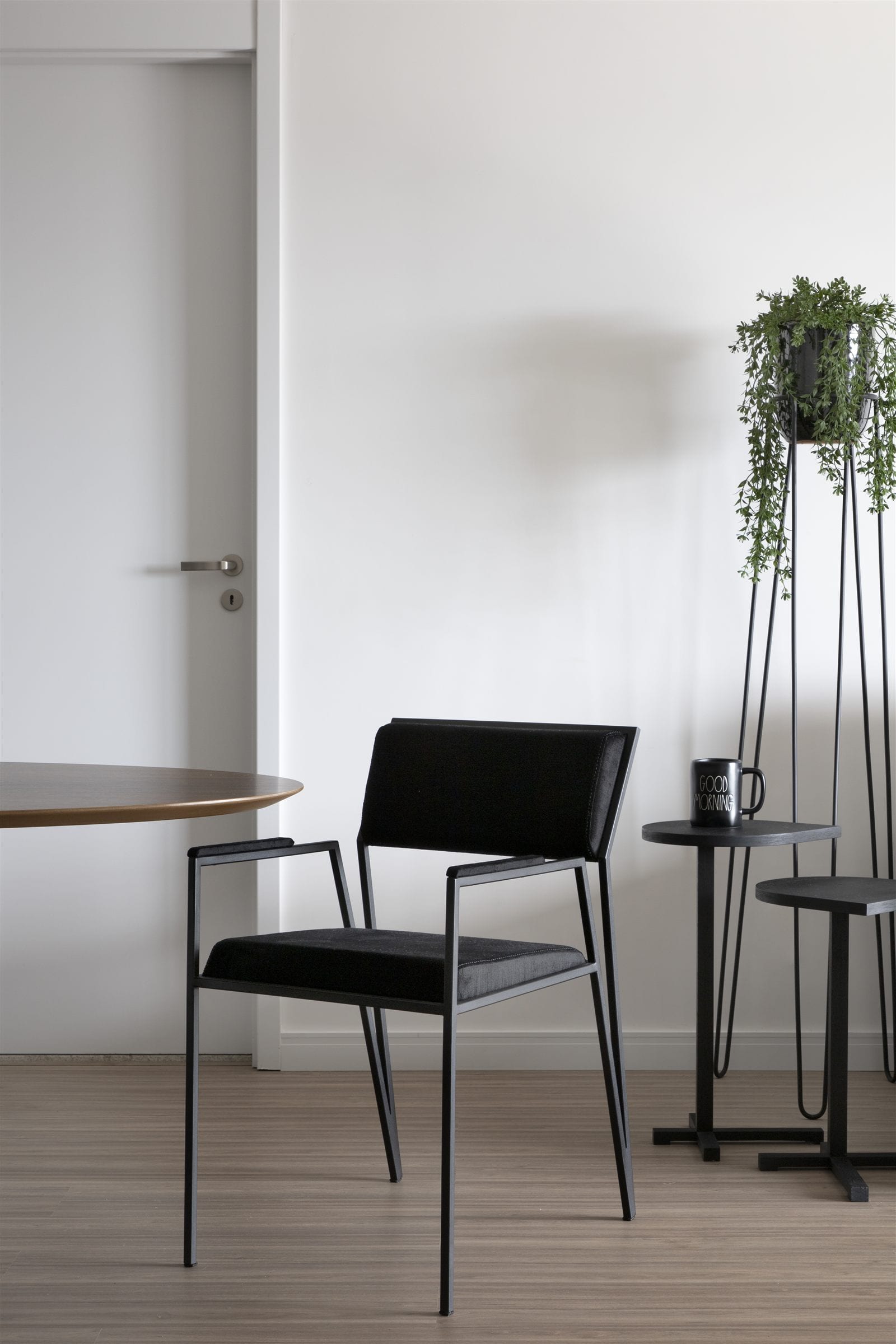 Ambiente integrado de apartamento alugado com mobiliário solto e iluminação nova, projeto INSIDE
