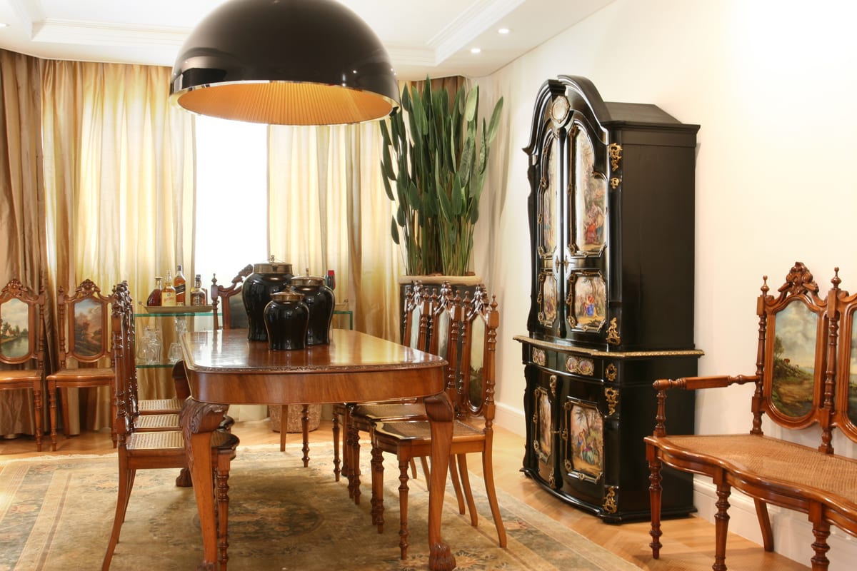 Rosa Albuquerque: a sala de jantar com as cadeiras antigas de medalhão sob pendente contemporânea preta, acervo INSIDE