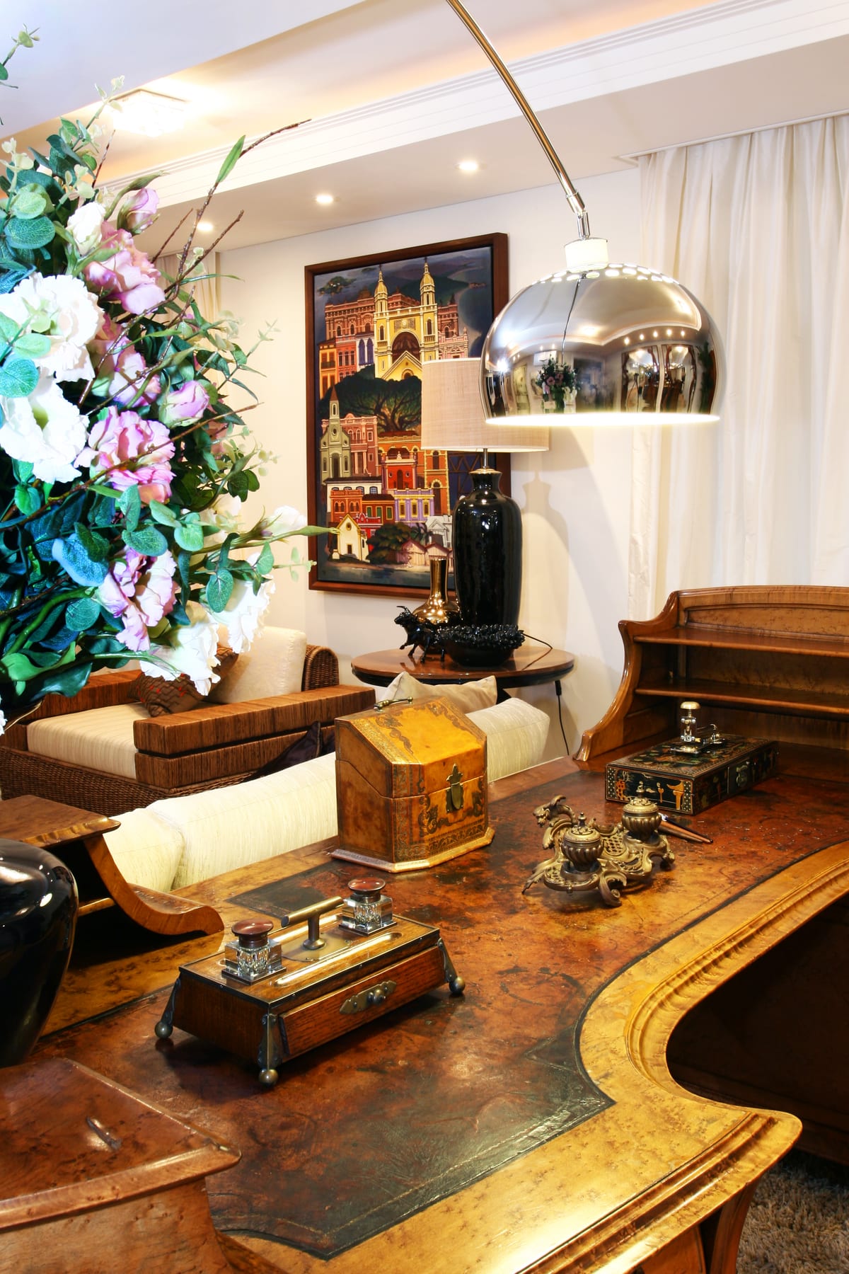 Rosa Albuquerque: detalhe do tampo de couro da escrivaninha antiga com tinteiros e o quadro do casario de Florianópolis ao fundo, acervo INSIDE